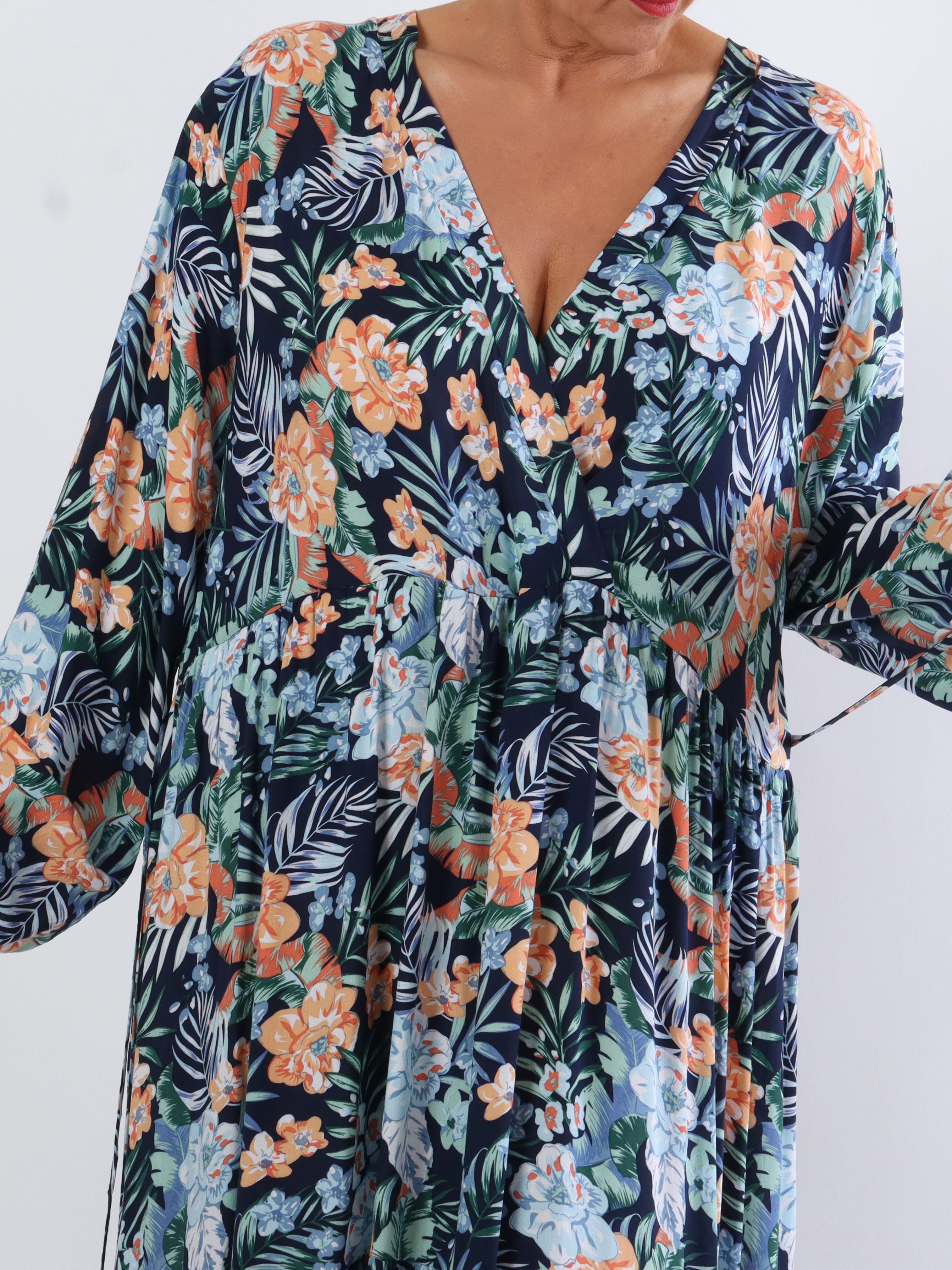 Alasca lydia - Plus size kjole i blødt stof med palmeblade og blomster